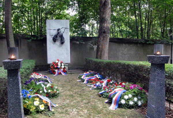 Památník umučeným politickým vězňům v areálu hřbitova Ďáblice v Praze
