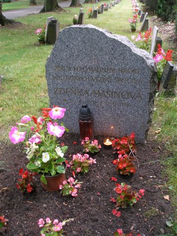 symbolický náhrobek paní Zdeny Mašínové na místě hromadného hrobu v Praze-Ďáblicích